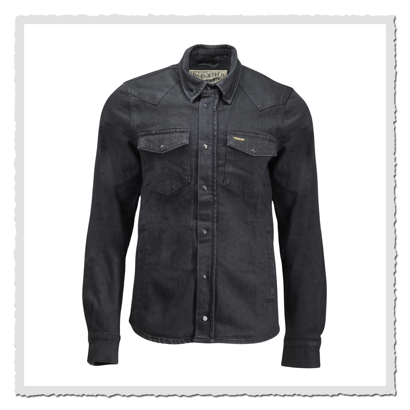 Schwarzes Rider Shirt aus Denim, Vorderansicht freigestellt vor weißem Hintergrund, lange Ärmel und Hemdkragen.